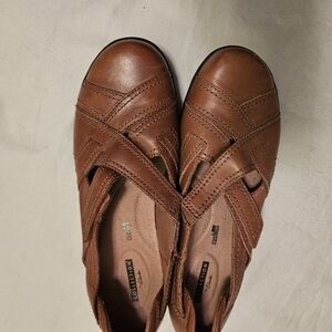 Women's Clark's closed toe sandals, lightly used. Brown color size 9 US